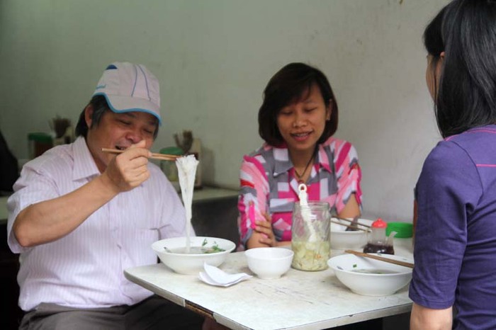 Những thành viên tham gia đoàn từ thiện đã có mặt từ rất sớm ở trụ sở báo Giáo dục Việt Nam. Tranh thủ thời gian ăn sáng trước khi lên đường